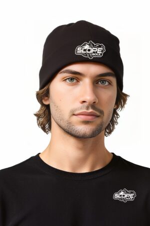 odello uomo che indossa il berretto tecnico invernale nero Slope Soul, con logo frontale in rilievo, ripreso dal busto in su su sfondo bianco.